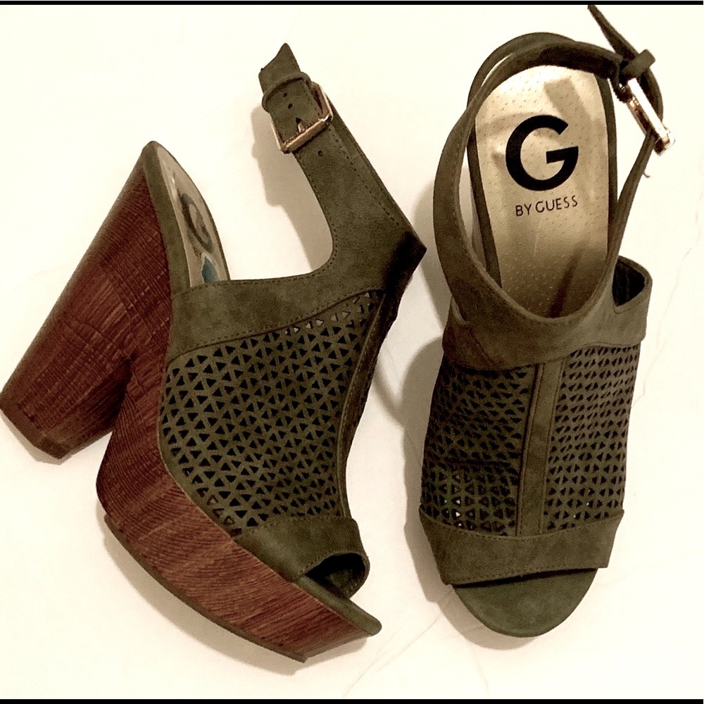 🌺GUESS WOODEN PLATFORM WEDGE SANDAL SHOE EUC